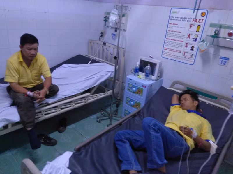 Gan 50 cong nhan nhap vien, nghi ngo doc sau bua com tang ca