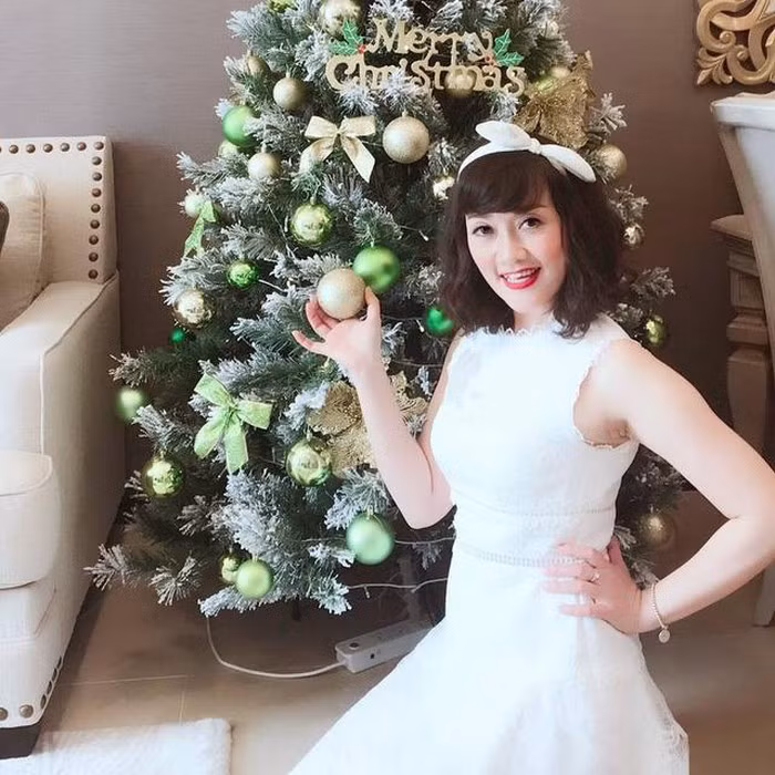 Sở hữu làn da trắng nên cô khá dễ dàng trong việc lựa chọn màu sắc trang phục cho mình.