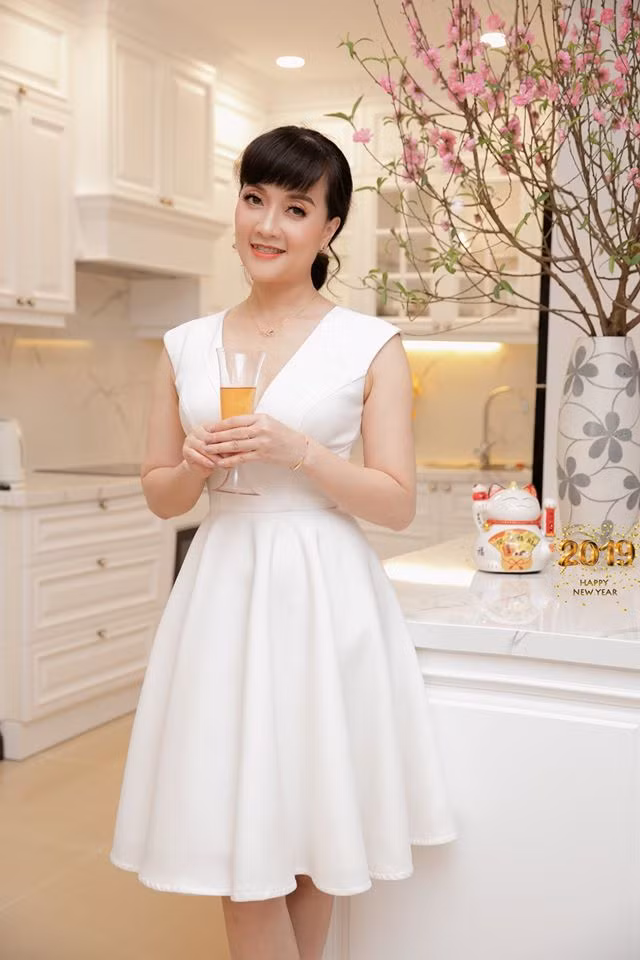 Nữ diễn viên hài sinh năm 1975 diện đồ trẻ trung, năng động chẳng kém các thiếu nữ đôi mươi.