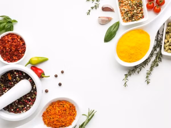 Các loại thảo mộc và gia vị: Các loại thảo dược như gừng, quế, hương thảo, nghệ, có thể có tác dụng tốt trong việc giảm đau do bệnh gút vì chúng là chất chống viêm mạnh. Hạt tiêu đen, quế, ớt cay cayenne là một số loại thảo mộc và gia vị có lợi có thể được thêm vào chế độ ăn kiêng của người bệnh gút.