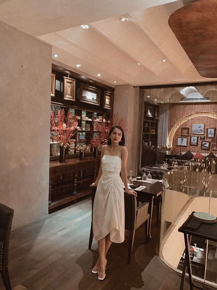 Người đẹp chọn chiếc đầm hai dây màu trắng cực xinh đi dự tiệc.