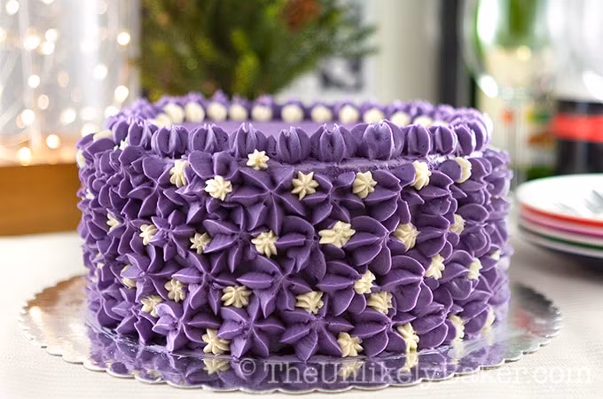 Bánh Ube Halaya: Một trong những món bánh được làm từ khoai lang tím chính là bánh Ube Halaya có một màu đặc trưng tím ngắt rất đẹp mắt.