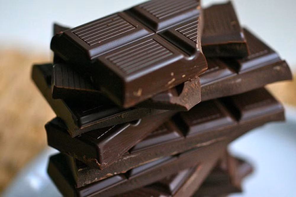 Chocolate đen có đặc tính chống oxy hóa giúp loại bỏ các gốc tự do hình thành nếp nhăn, giúp cải thiện lưu lượng máu. Nếu hệ tuần hoàn máu hiệu quả làm tăng lượng oxy, điều này rất quan trọng đối với việc phục hồi tế bào. Các hợp chất có hoạt tính sinh học trong socola rất tốt cho da.