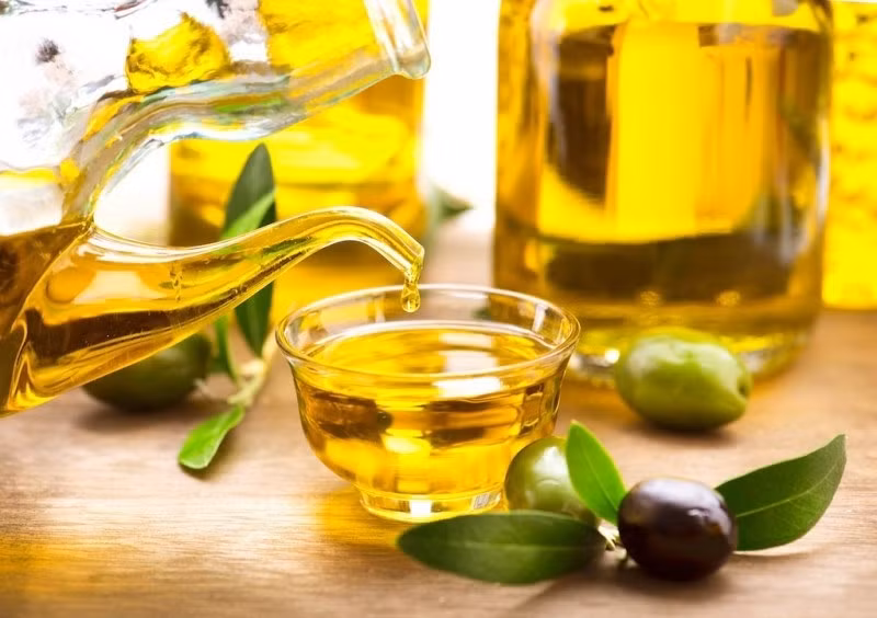 Dầu oliu chứa nhiều nguồn dinh dưỡng cần thiết cho sự phát triển của cơ thể và còn rất tốt trong việc chống lão hóa. Dầu oliu chứa hàm lượng lớn chất béo không bão hòa đơn và axit béo omega-3, rất tốt cho sức khỏe hệ tim mạch. Bạn nên dùng dầu oliu thay cho dầu ăn thông thường.