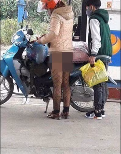 Hình ảnh mặc quần tất làm lộ các vùng nhạy cảm gây nhức mắt mọi người của một người phụ nữ tại cây xăng.