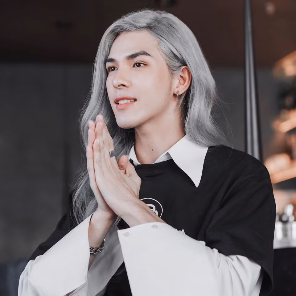Phần tóc của anh chàng được tạo kiểu uống lượn sóng đầy cầu kỳ và vô cùng lãng tử.