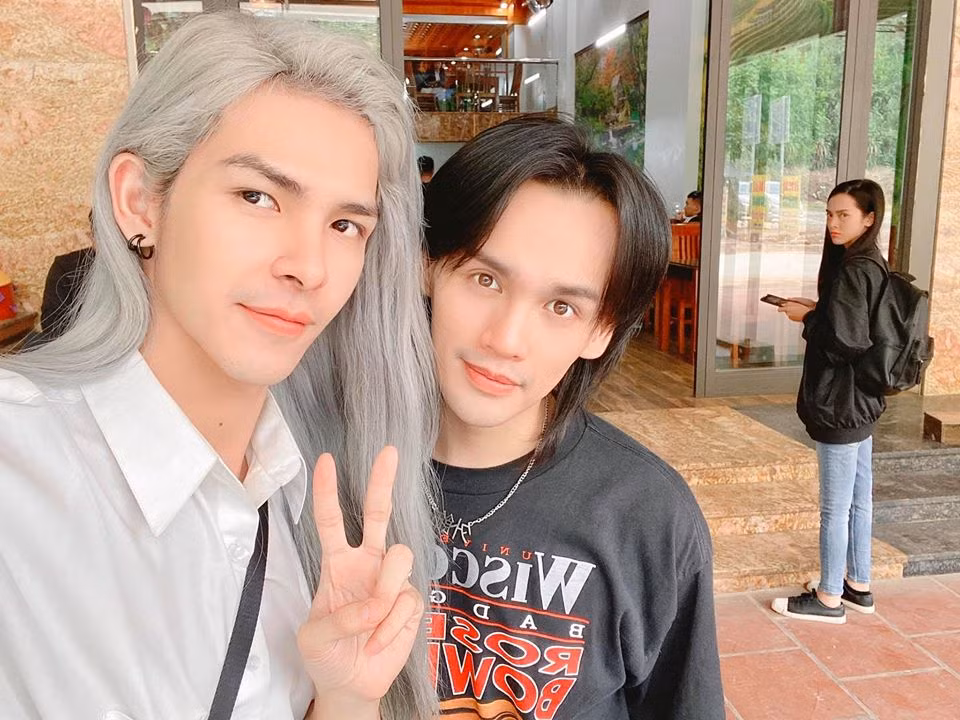 Phần tóc mái được anh chàng vuốt cao. Trong khi phần ngọn tóc được uốn cong một chút. Tất cả những yếu tố này đem đến cho anh chàng vẻ ma mị, cuốn hút vô cùng.