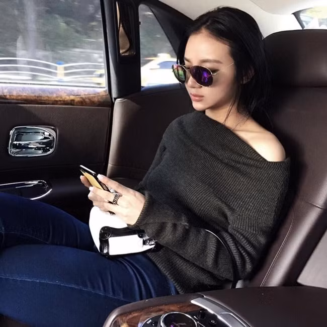 Hình ảnh của nàng ái nữ tỷ phú này xuất hiện khá nhiều trên các tạp chí thời trang nổi tiếng của Singapore. Ảnh: Internet. Video "Minh Hằng chia sẻ về phong cách thời trang". Nguồn: VTC.