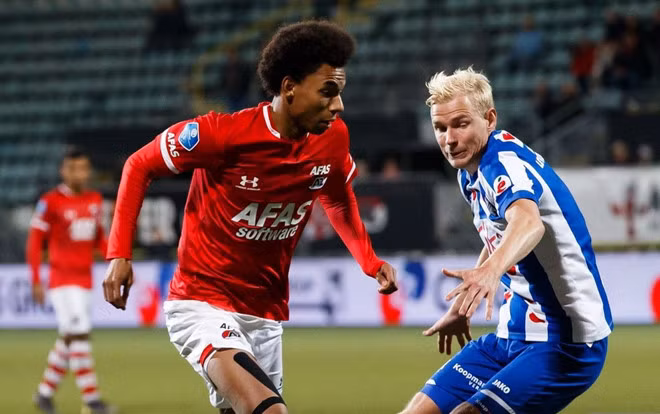 Vi sao Van Hau chua duoc ra san o Heerenveen?