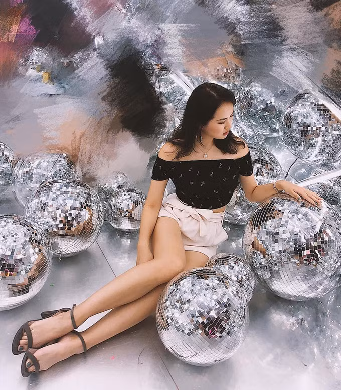Đời thường Annabel Yao chuộng phong cách thời trang năng động. Trang phục yêu thích của cô là áo trễ vai.