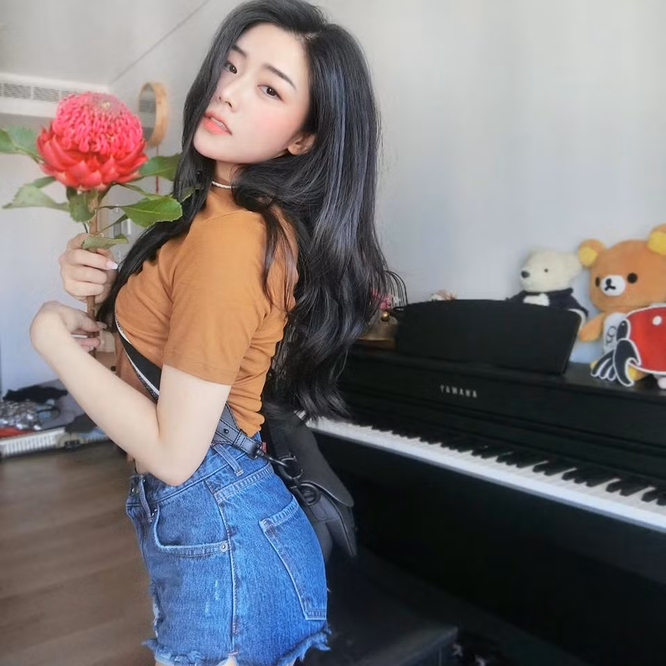 Cô nàng sinh năm 1989 này có cả tủ đồ quần áo và túi xách hàng hiệu sành điệu.