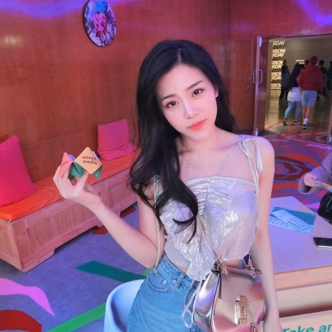 Em chồng Đông Nhi có nhan sắc cực xinh và gu thời trang sang chảnh không kém các hot girl.