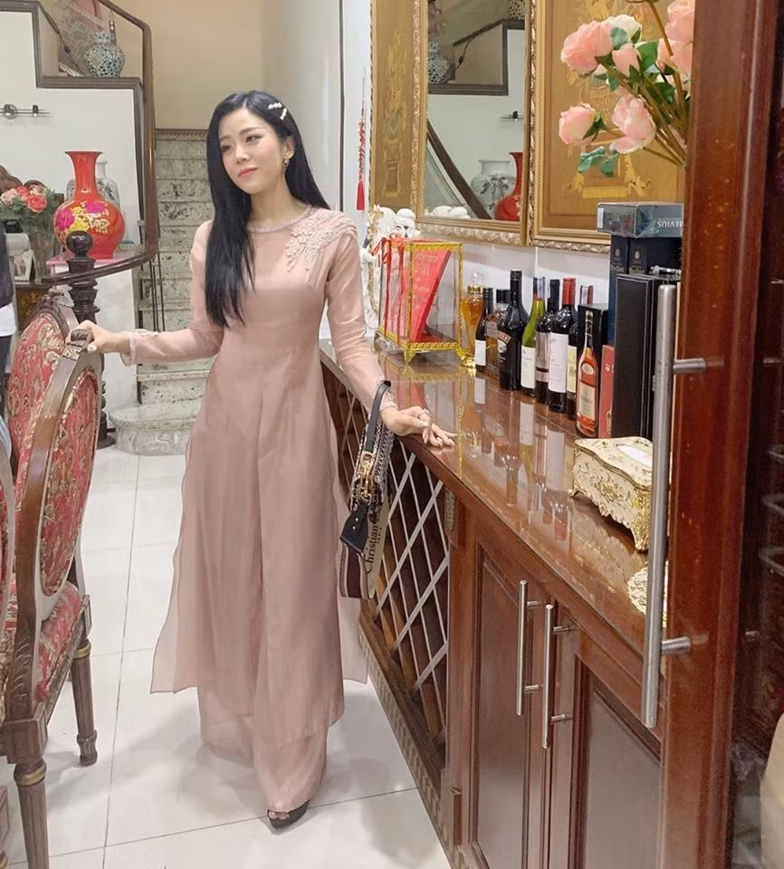Xuất hiện trong đám cưới anh trai, Ông Thoại Liên diện trang phục áo dài màu hồng nhã nhặn, trẻ trung khoe nhan sắc xinh đẹp, đằm thắm.