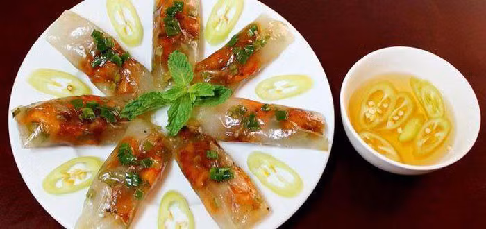 Bánh bột lọc: Ở Huế, loại bánh này được chia thành hai loại một loại được gói bằng lá dong hoặc lá chuối, một loại là bánh trần sẽ không có lá gói bên ngoài Nhưng dù là bánh gói lá hay không gói lá thì điểm hấp dẫn thực khách ở đây chính là phần bột lọc trong suốt thấy được cả phần thịt tôm bên trong nhìn rất bắt mắt.