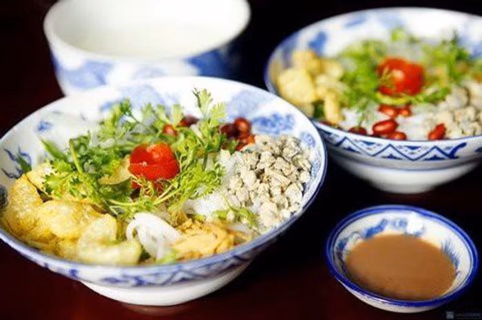 Cơm hến có thể ăn kèm với rau sống như hoa chuối, giá đỗ, lạc rang và khoai môn trắng thái nhỏ. Giá một suất cơm hến rất rẻ chỉ khoảng 10.000 đồng, để thưởng thức những quán cơm hến ngon các bạn nên tới cồn Hến hoặc quán chị Nhỏ ở đường Phạm Hồng Thái.