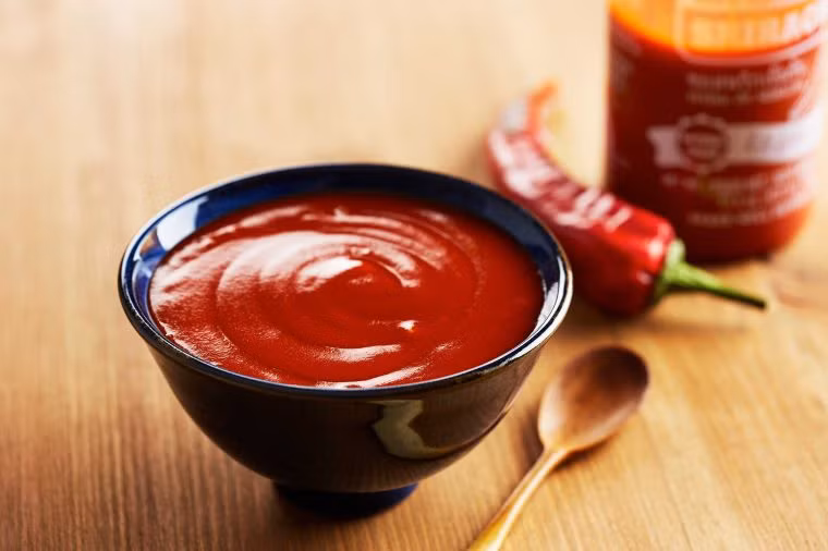 Đồ ăn cay: Dù hoạt chất capsaicin trong các loại đồ ăn cay có thể giúp làm thông thoáng đường thở, các chuyên gia cảnh báo chúng có thể gây kích ứng dạ dày. Do đó, nếu bạn bị cảm lạnh, cúm đi kèm với tình trạng đau dạ dày, hãy tránh xa các loại đồ ăn cay.