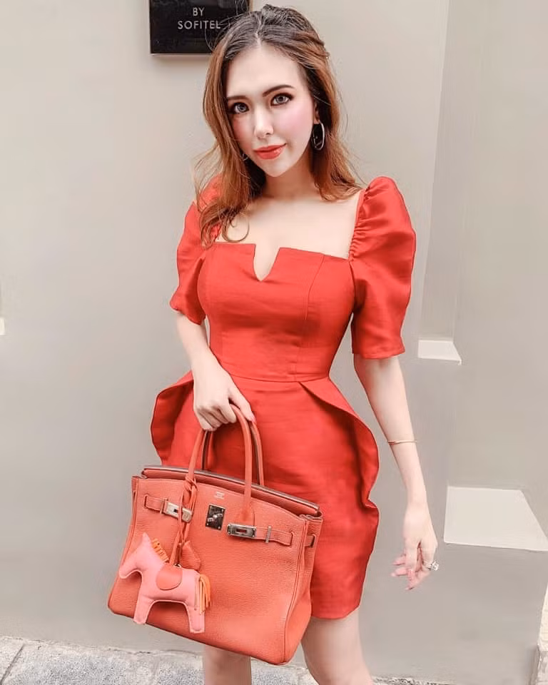 Là một nàng tiểu thư trong một gia đình khá giả tại Hà Nội, Lê Ngọc Phương Uyên có đầy đủ điều kiện để học hành giỏi giang, ăn mặc sanh chảnh.