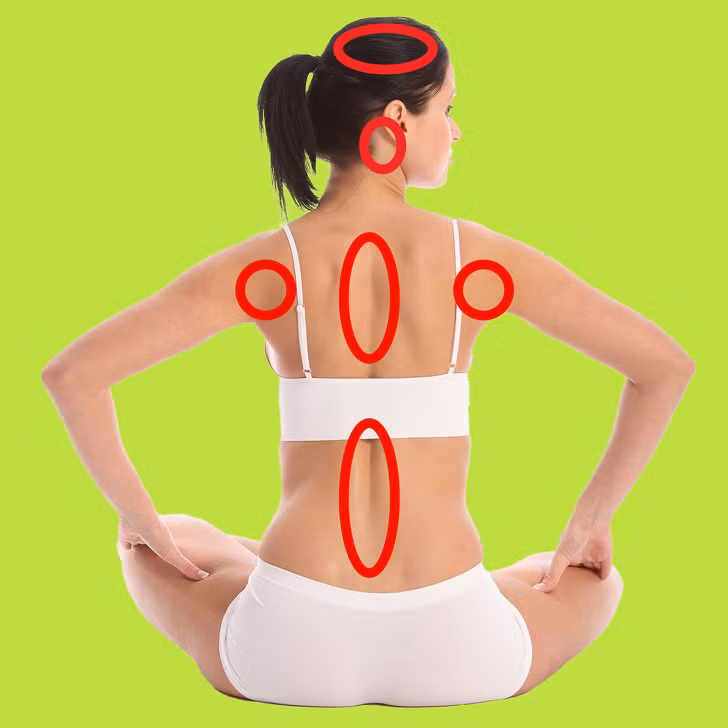 Vệ sinh vùng lưng: Các vùng da quanh đốt sống, sau vai, sau tai… thường bị lơ là, không vệ sinh kỹ khi tắm. Bạn nên sử dụng các dụng cụ chuyên dụng như bàn chải có cán dài để dễ dàng làm sạch những vùng da này hơn, bởi chúng cũng là nơi tích tụ nhiều mồ hôi, da chết…