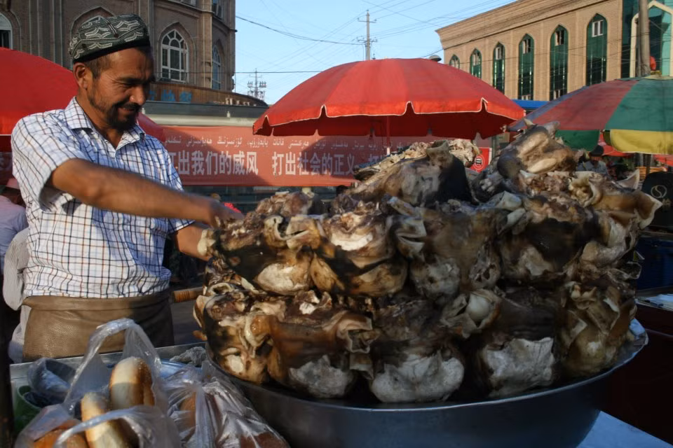 Tuy nhiên, súp đầu cừu là món ăn ngon được người dân địa phương yêu thích.