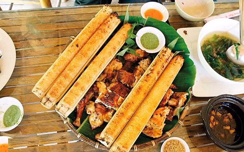 Cơm lam được coi là món ăn của núi rừng thơm ngon. Đầu tiên phải chọn cây nứa vẫn còn non, chặt lấy gióng ở lưng chừng nứa rồi phạt đi đầu mặt, sau đó dùng lá nút lại, chất củi xung quanh đốt cho sôi.