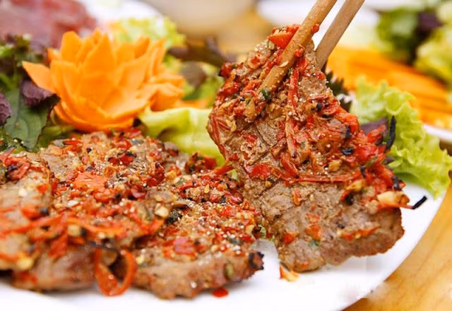 Bò một nắng nướng: Ngày nay bò một nắng đã trở thành đặc sản phổ biến ở Tây Nguyên. Thịt bò tươi đem thái thành từng miếng mỏng, rồi ướp sơ qua với các loại gia vị, đem phơi ngoài nắng trong một ngày nên mới có tên gọi là bò một nắng.