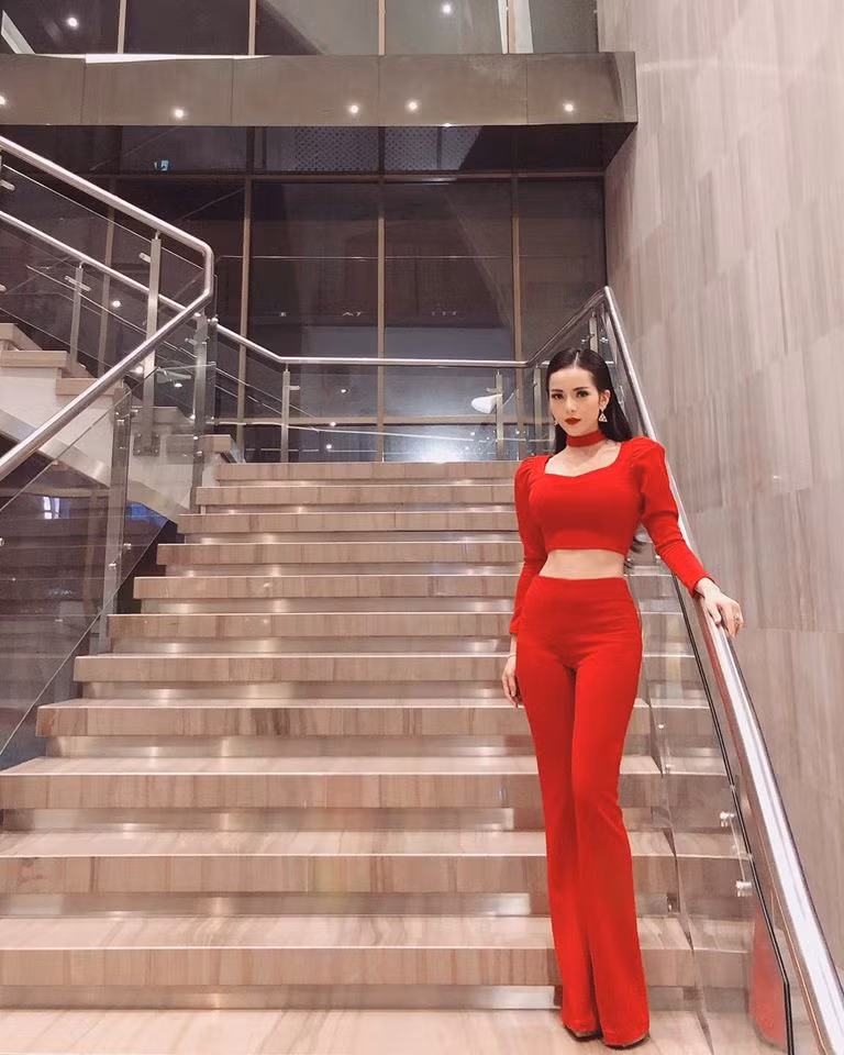 Diện cây đỏ nổi bật, Kim Thành không quên khoe eo thon nhỏ nhắn. Ảnh: FBNV. Video "Minh Hằng chia sẻ về phong cách thời trang". Nguồn: VTC.
