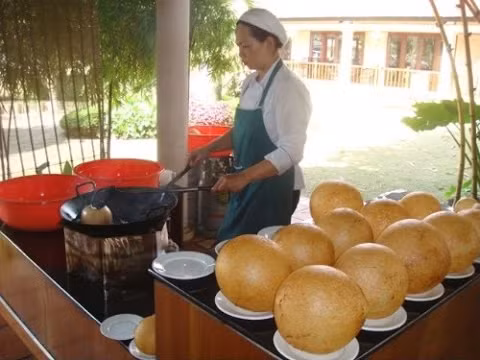 Bánh trở nên phồng to như quả bóng có màu vàng ươm đẹp mắt là có thể vớt ra. Tùy theo lượng xôi cho vào chảo chiên ban đầu mà kích thước của bánh xôi chiên phồng to, nhỏ khác nhau.
