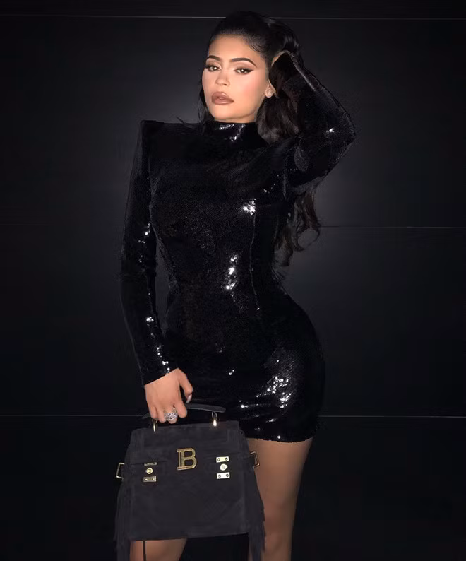 Mẫu váy ngắn bó sát giúp tôn lên 3 vòng gợi cảm của Kylie Jenner. Hoạ tiết lấp lánh khiến thần thái của nàng mẫu toả sáng hơn.