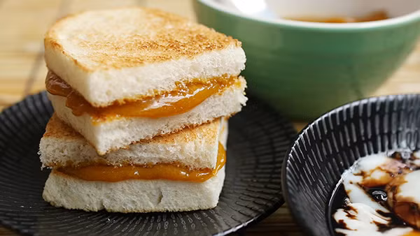 Bánh Kaya nướng: Nếu bạn có cơ hội đi du lịch Singapore thì hãy đến ngay đại lộ Maxwel để thướng thức món bánh tuyệt vời này nhé. Món bánh Kaya nướng này còn được xem là “món ăn sáng quốc gia” ở Singapore.