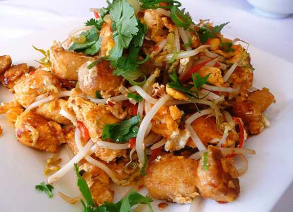 Chai Tao Kway: Đây là một món ăn đặc trưng của Singapore. Chai Tao Kway là sự kết hợp một cách hoàn hảo những miếng bột gạo và củ cải trắng xắt nhỏ, được hấp rồi sau đó chiên trên chảo nóng kèm với hành tây và trứng ốp la, tỏi. Ảnh: Internet. Video "Chế biến món ngon từ nấm đông cô". Nguồn: VTC.