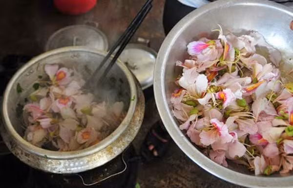Hoa ban sau khi hái về được trần sơ với nước nóng sau đó đem xào, nộm, trộn thịt băm thậm chí là nấu soup cũng rất ngon. Trái ngược với sự mong manh, e ấp của những bông hoa trên cành, hoa ban sau khi chế biến có vị bùi, ngọt thơm, cắn đôi cánh hoa sẽ cảm nhận vị giòn sần sật ngon miệng.