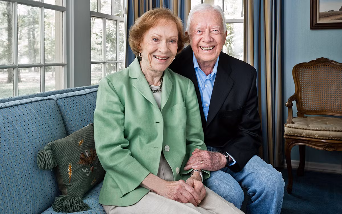 Cựu Tổng thống Jimmy Carter (95 tuổi) và phu nhân Rosalynn (92 tuổi) là cặp đôi nguyên thủ sống thọ nhất nước Mỹ: Cựu Tổng thống Mỹ Jimmy Carter vừa tròn 95 tuổi. Ông trở thành vị tổng thống sống lâu nhất nước Mỹ. Hiện tại, ông cùng vợ Rosalynn Carter, 92 tuổi. Cặp đôi đã bên nhau chia ngọt sẻ bùi suốt 73 năm qua. Rosalynn Carter cũng là Đệ nhất Phu nhân sống lâu nhất nước Mỹ.