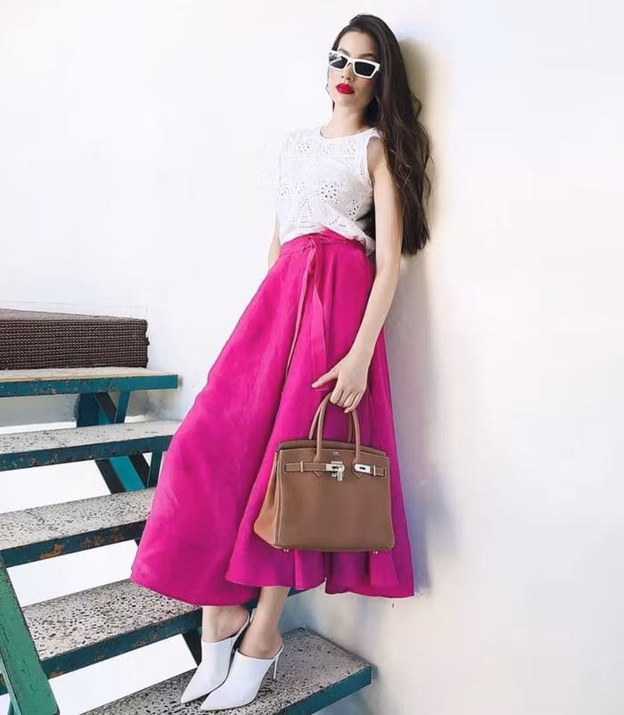 Áo trắng phối với chân váy hồng rực rỡ khiến Phạm Hương trông sang chảnh như một tiểu thư đài các. Ảnh: FBNV. Video "Minh Hằng chia sẻ về phong cách thời trang". Nguồn: VTC.