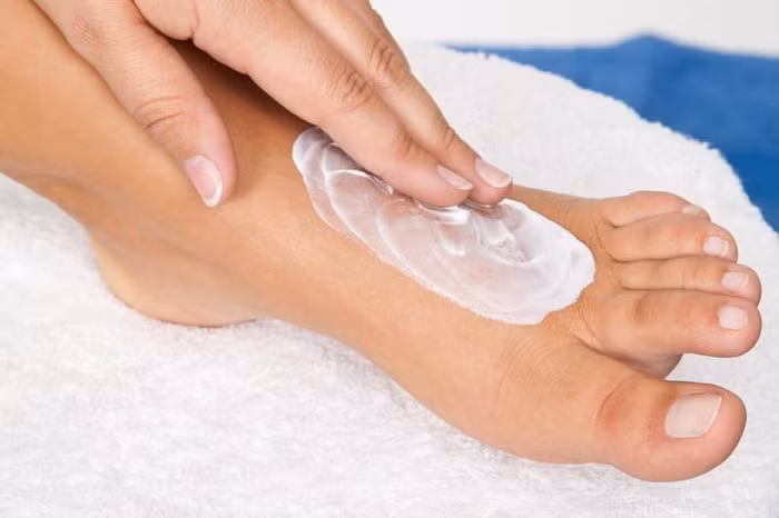 Kem dưỡng ẩm: Bôi ít kem dưỡng ẩm cho đôi chân trước khi đi giày để tránh bị cọ xát, đau và đặc biệt là nếu những đôi giày mới và còn kích chân.