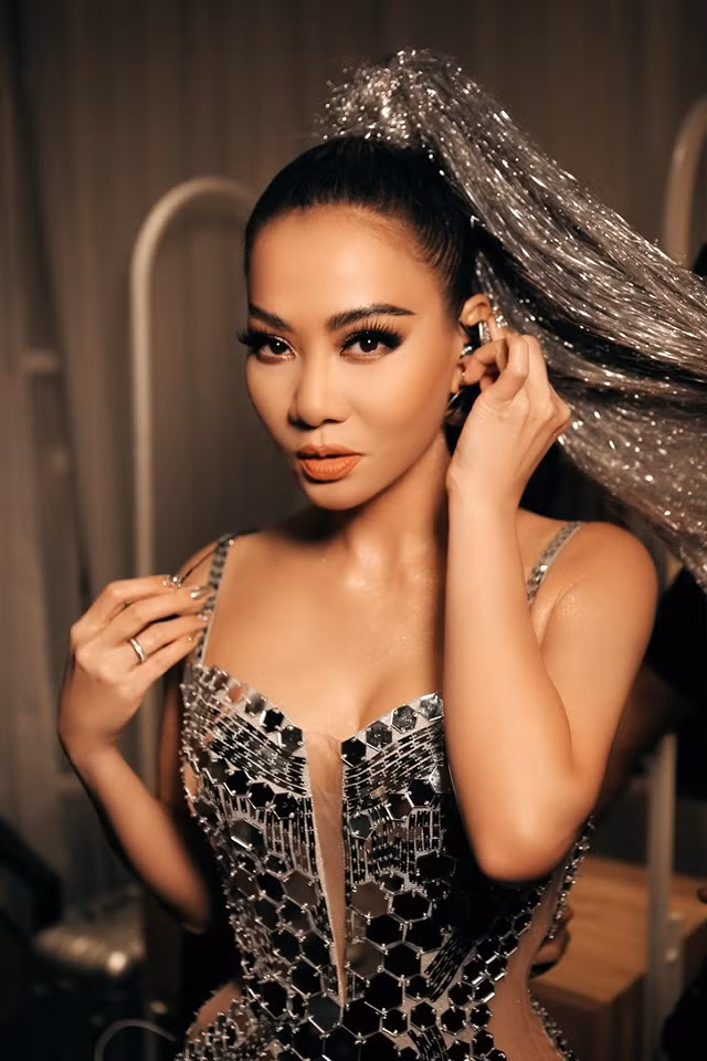 Thu Minh sang chảnh và cuốn hút trong những thiết kế khoe vòng một và tôn dáng.