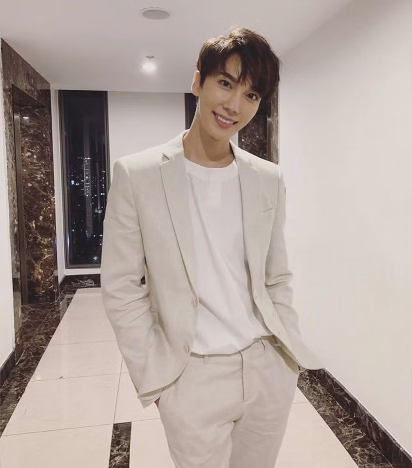 Dù mặc đơn giản hay cầu kỳ diêm dúa, nam diễn viên trẻ trông vẫn vô cùng đẹp trai và toát lên thần thái sang chảnh.