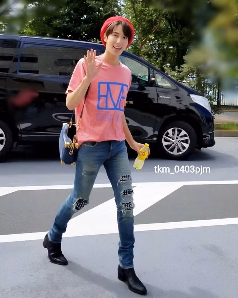 Thời trang xuống phố của Park Jung Min rất trẻ trung với áo phông và quần jean.