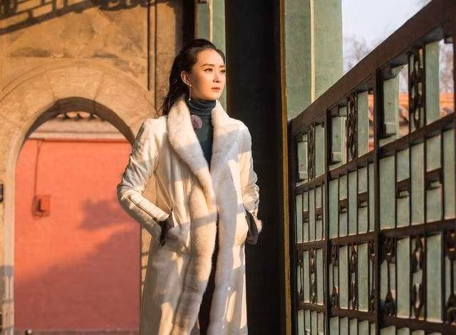 Để tóc đen, hạn chế trang điểm: Chỉ khi có dịp hay sự kiện gì quan trọng, Vương Diễm mới trang điểm. Còn bình thường cô gần như để mặt mộc hoặc tô thêm chút son để trông tươi tắn hơn. Ngoài ra, nữ đại gia này luôn trung thành với kiểu tóc trầm.