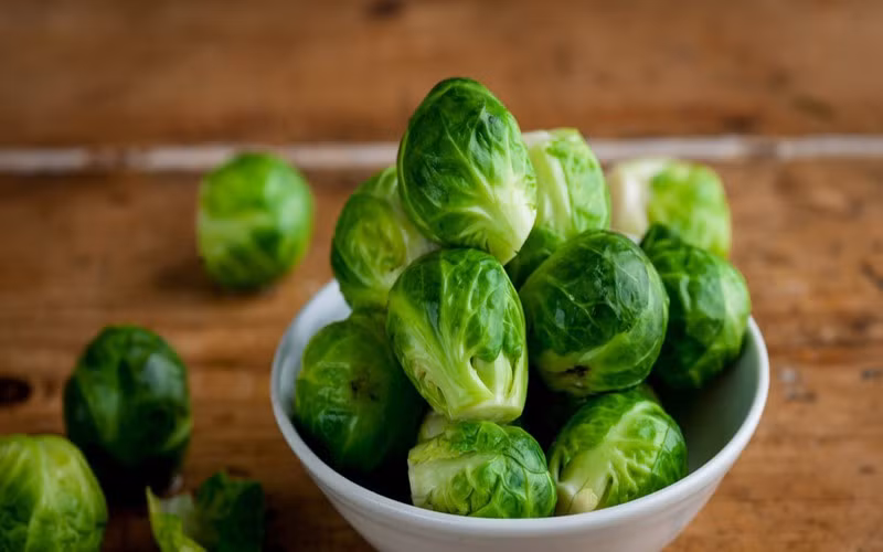 Cải Brussel (bắp cải mini): Ăn bắp cải tí hon sẽ giúp cơ thể chúng ta chống lại những giá lạnh của mùa Đông rất hiệu quả. Thành phần chính trong cải Brussel phải kể tới như chất xơ, phytonutrients, trong đó vitamin C chiếm 74,8 mg.