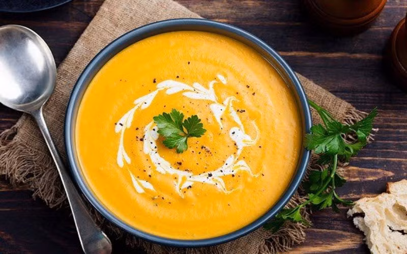 Súp bí đỏ: Bí đỏ là thực phẩm giàu dưỡng chất, giúp bổ sung vitamin A, tăng cường thị lực và chống oxy hóa tốt đồng thời cũng là nguồn cung cấp dinh dưỡng, giúp cơ thể ấm hơn.