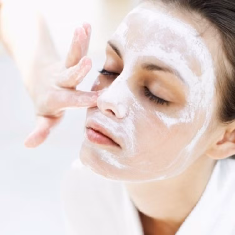 Sữa rửa mặt: Bạn nên tránh xa sản phẩm sữa rửa mặt nhiều bọt, chứa hạt massage to, có hương liệu nhân tạo và xà phòng, bởi chúng dễ khiến da khô ráp, bị tổn thương, thậm chí bong tróc và căng rát khó chịu.