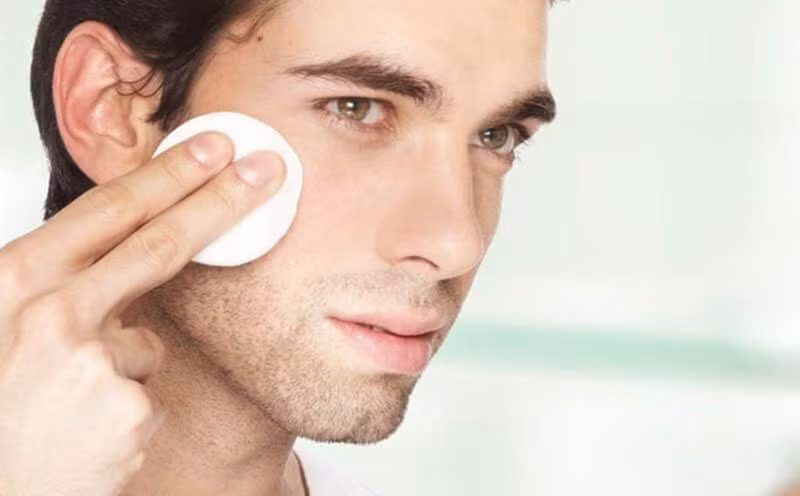 Chú ý đến thói quen sinh hoạt hằng ngày: Thoa kem dưỡng ẩm mỗi ngày vào buổi sáng và tối trước lúc đi ngủ. Kem dưỡng ẩm vừa cung cấp độ ẩm cần thiết, tạo lớp màn bảo vệ da, ngăn ngừa mất nước, lại giúp da khỏe mạnh hơn.