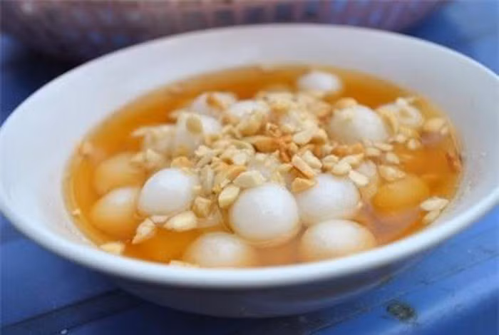 Thắng dền: Bánh thắng dền được làm từ bột gạo nếp có nhân đỗ hoặc bánh chay. Những viên bánh nhỏ được nấu cùng với nước cốt dừa và gừng tạo hương vị béo ngậy mà không ngán.