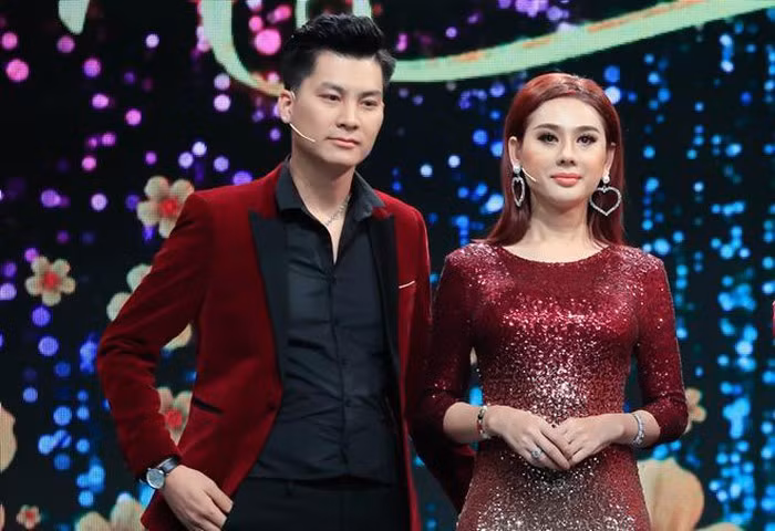 Những năm gần đây, Khánh Chi càng ngày càng nữ tính hơn và chứng tỏ cho nhiều người thấy nhan sắc chuyển giới của mình không hề thua kém ai. Ảnh: FBNV, Internet. Video "Bí quyết làm đẹp của sao Việt". Nguồn: VTC.