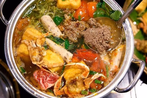 Chúng ta có thể thưởng thức món lẩu riêu tại các quán lẩu trên phố Phó Đức Chính với giá nồi lẩu cho 4 người có giá khoảng 400.000 – 500.000 đồng hoặc vỉa hè ngã 3 Nguyễn Du – Lê Duẩn với đặc sản lẩu riêu cua sườn sụn, thêm chả cá khá ngon, giá lại bình dân, chỉ từ 300.000 – 400.000 đồng/nồi cho 4 người. Ảnh: Internet.