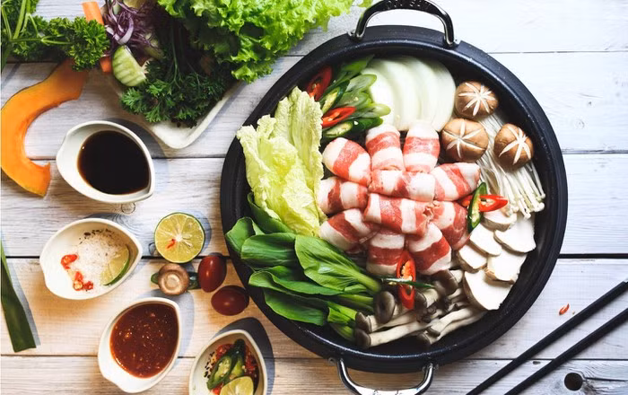Lẩu bò Mỹ: Những năm gần đây, buffet lẩu bò Mỹ nổi lên một cách nhanh chóng với vô vàn sự lựa chọn cho thực khách. Thông thường bạn sẽ được chọn những vị lẩu đặc trưng của nhà hàng. Có hai vị luôn được lựa chọn nhiều nhất là lẩu kim chi thơm nức mũi và lẩu Thái chua cay. Ảnh: mGift.