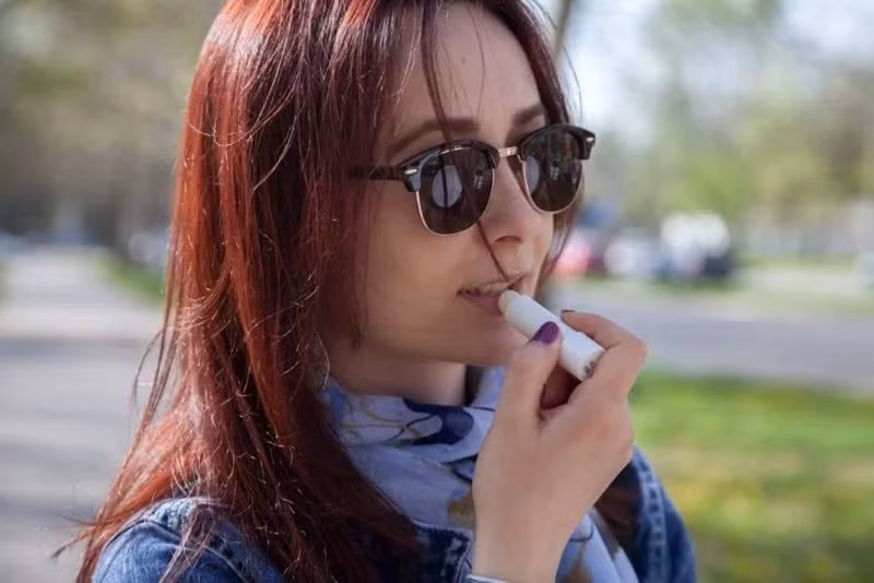 Cháy nắng: Giống như da mặt, da tay hay da lưng, da môi cũng có thể bị cháy nắng. Thậm chí da môi còn nhạy cảm với ánh nắng hơn cả vì môi không có melanin. Bạn nên dùng son dưỡng chống nắng để bảo vệ môi.