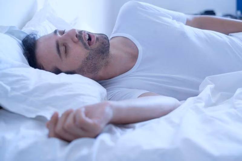 Thở bằng miệng: Khi bạn bị nghẹt mũi và phải thở bằng miệng trong thời gian dài, môi bạn dễ bị khô và nẻ. Mỗi hơi thở đều khiến môi tiếp xúc với không khí ấm và khô, làm mất đi độ ẩm của môi.