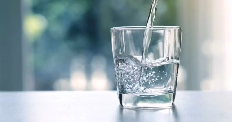 Thiếu nước: Một nguyên nhân gây khô môi là do thiếu nước. Mỗi người cần uống khoảng 50ml nước cho mỗi kg trọng lượng cơ thể mỗi ngày. Vận động viên và phụ nữ mang thai có thể cần uống nhiều nước hơn.