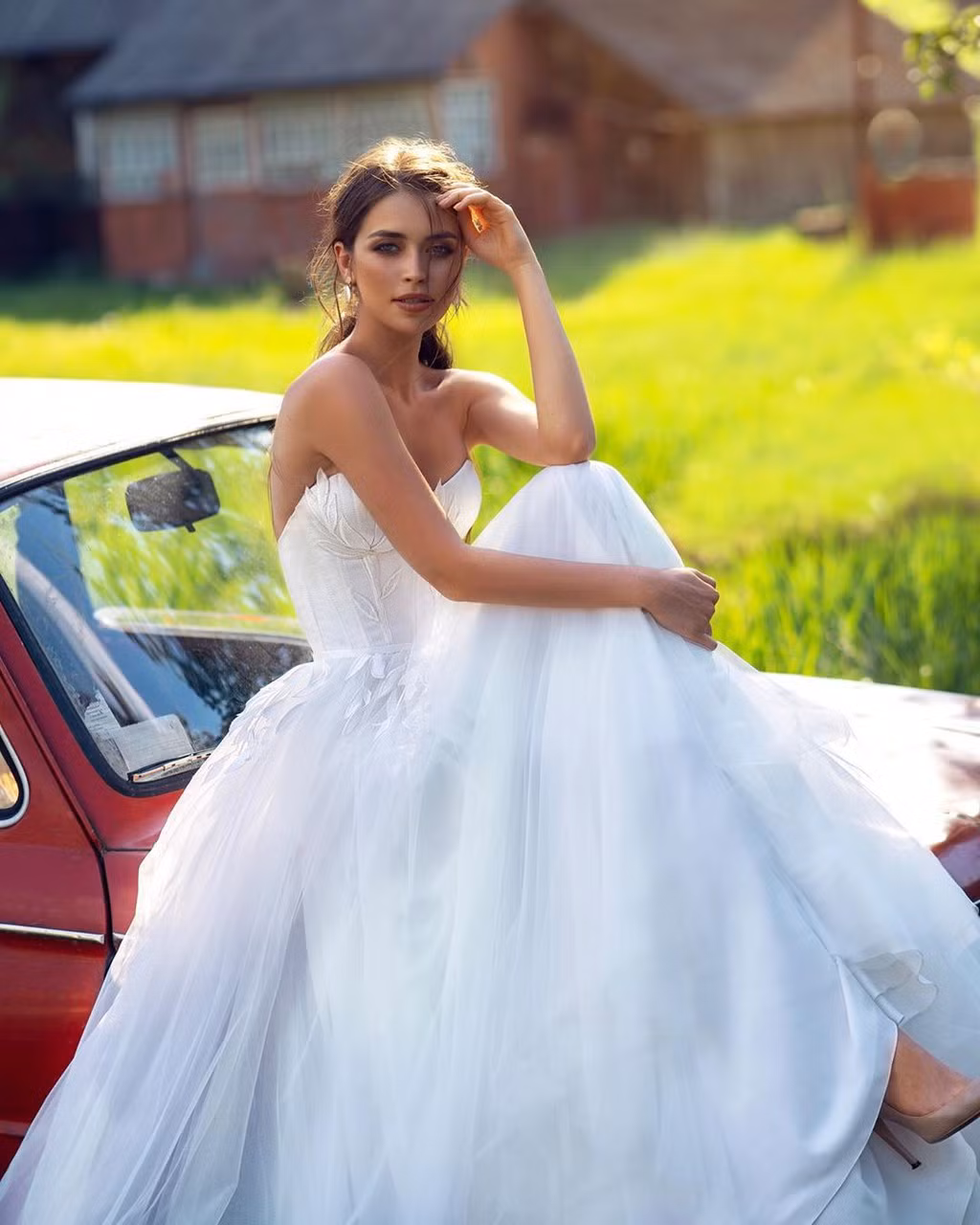 Nữ nghị sỹ trẻ nhất Belarus trông như một nàng công chúa xinh đẹp trong chiếc đầm cưới gợi cảm.